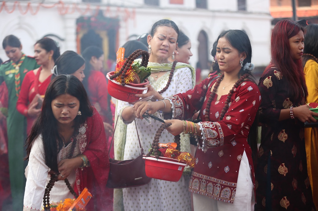 हरितालिका तीजमा पशुपतिनाथसहित शिवालयमा श्रद्धालुको भीड [तस्वीरहरू]