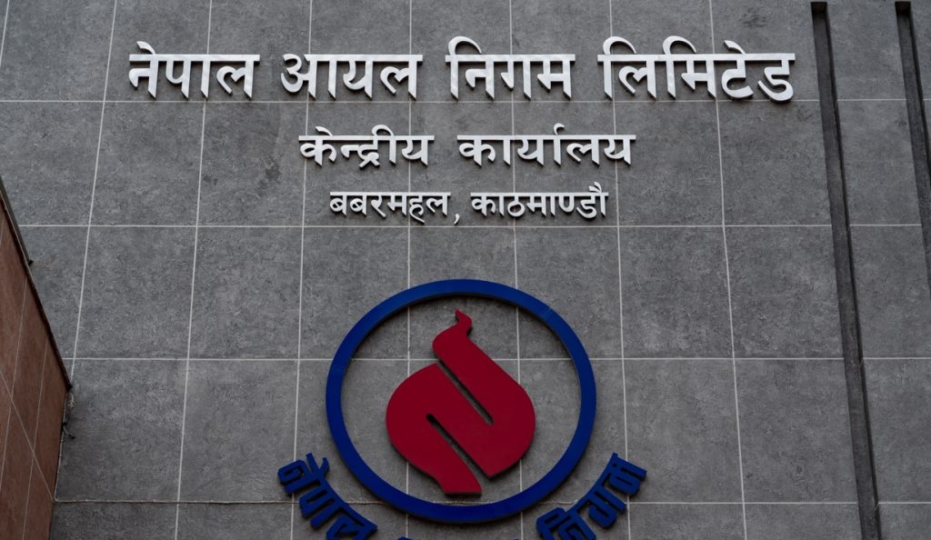 पृथ्वी राजमार्ग बन्द, बाइरोडबाट ग्यास-इन्धन ओसारिँदै