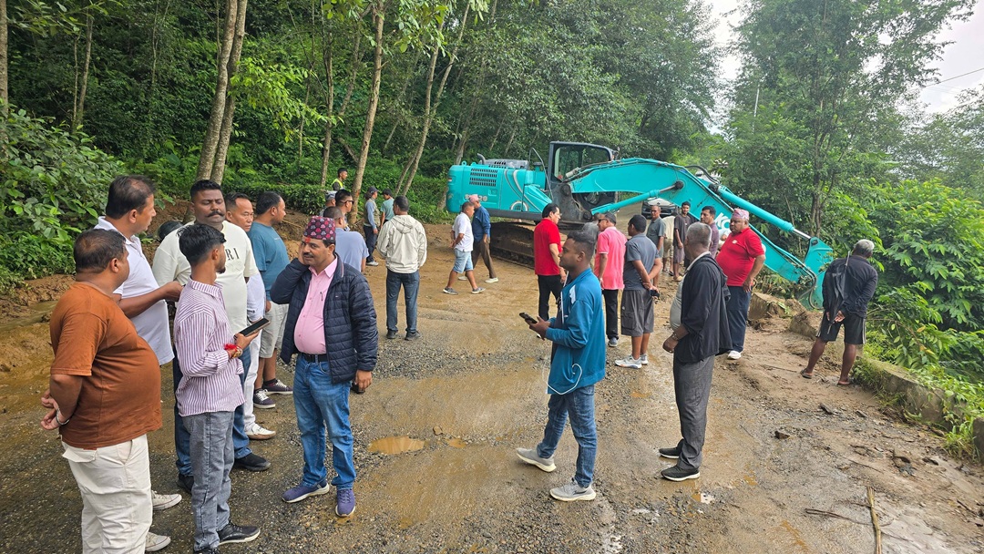 नुवाकोटको पटाबारीमा पहिरो, राहत बोकेका गाडी रोकिए [तस्वीरहरू]