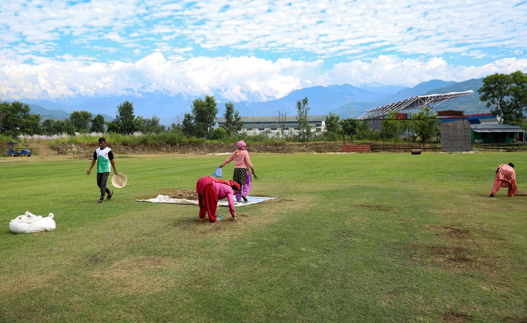 भुटानको राष्ट्रिय टोली आउने भएपछि पोखरा क्रिकेट मैदान मर्मत गरिँदै (तस्वीरहरू)