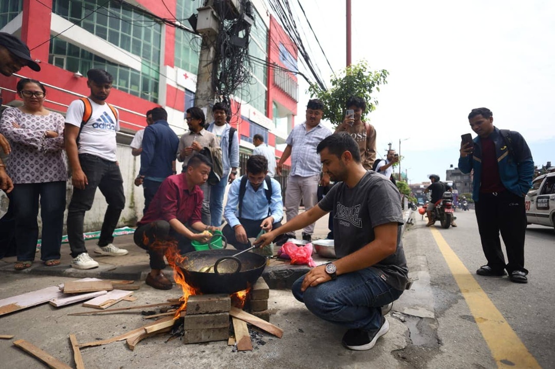 ग्यास नपाएपछि आरआर गेटमै दाउरामा खाना पकाए विद्यार्थीले (तस्वीरहरू)