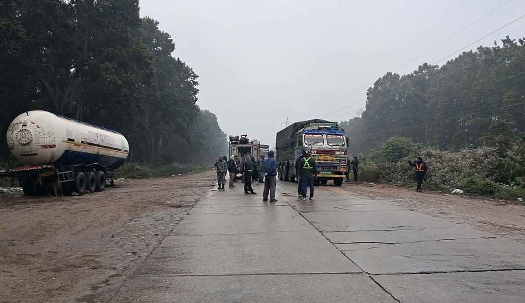 राजमार्ग अवरुद्ध भएपछि काठमाडौंमै रोकिए सयौँ सार्वजनिक सवारी