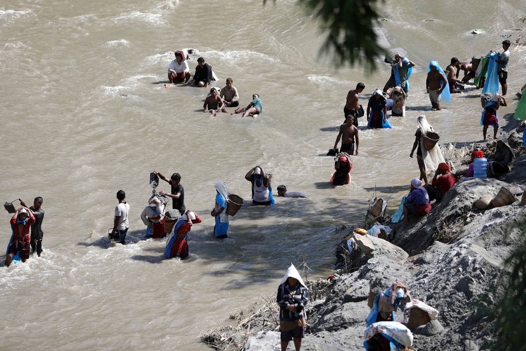 बालुवा र बगरमा स्थानीयको नजर