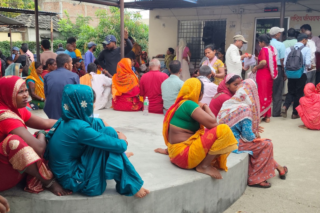 राष्ट्रिय परिचयपत्र बनाउन सिरहामा सेवाग्राहीको घुइँचो [तस्वीरहरू]