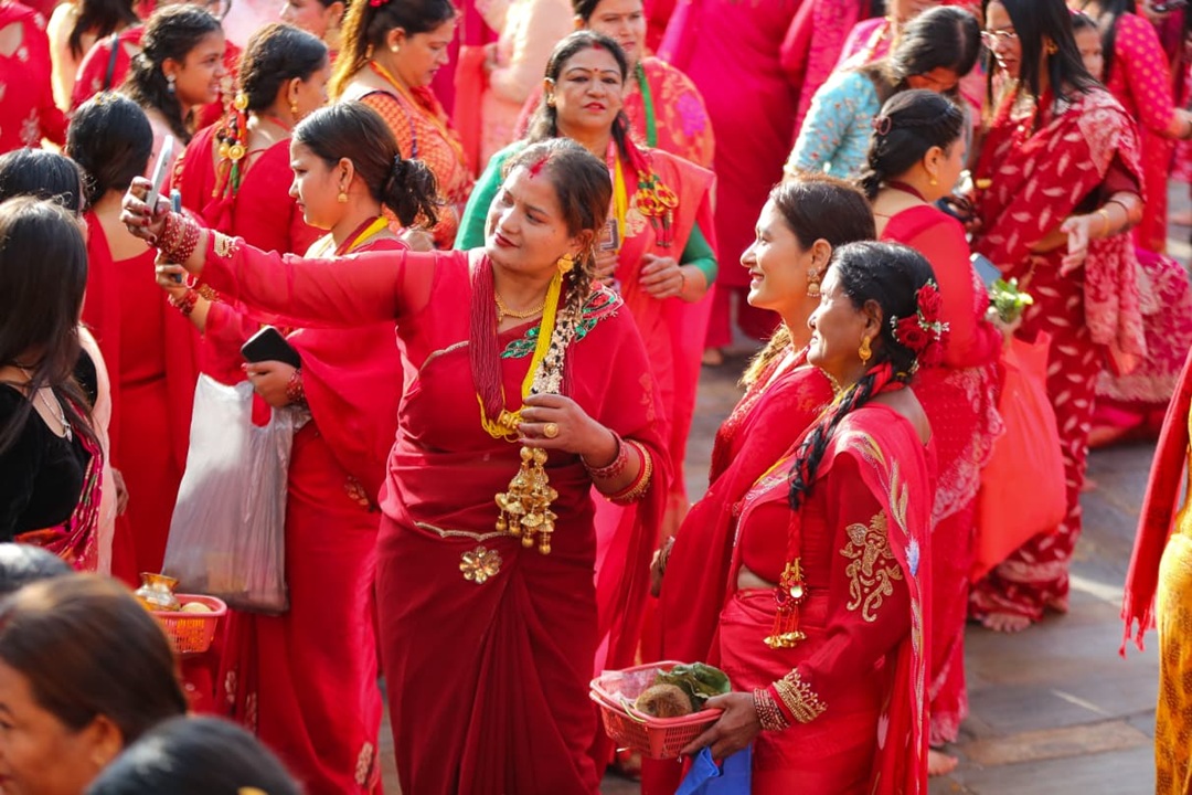 तस्वीरमा हेर्नुहोस् टिकटक र सेल्फीमय पशुपति परिसर