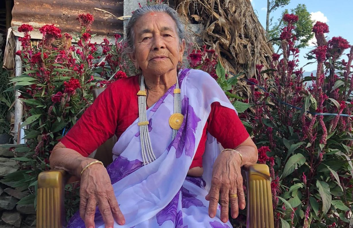 चौरासी पूजा तथा वृद्धभत्ताबाट संकलन भएको रकम ९३ वर्षीया मिराले गरिन् भोटेकोशी बाढीपीडितलाई सहयोग