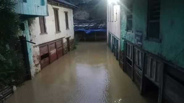 बर्दियामा अविरल वर्षाका कारण तीन घरमा क्षति