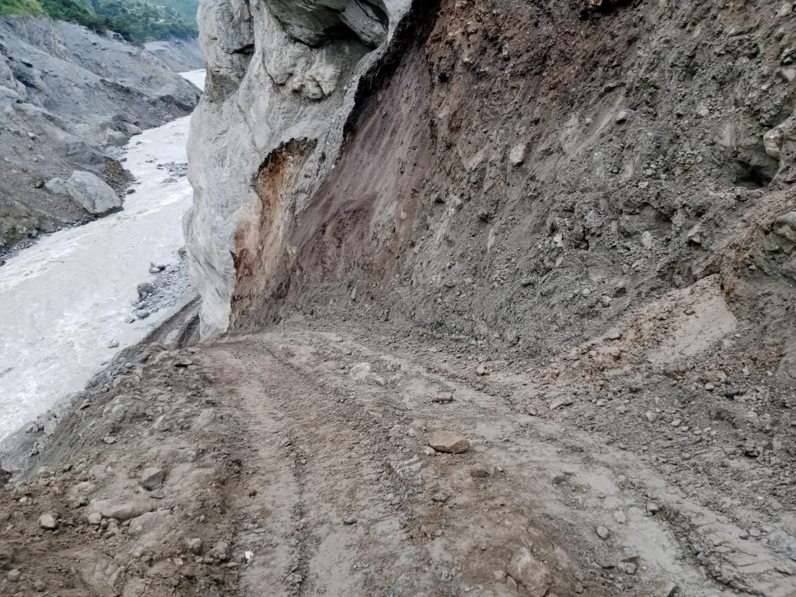 चिलिमे टनेल उद्धारमा थप प्रगति, बाक्लो लेदो र भग्नावशेष हटाउँदै मुखनजिक पुग्यो टोली