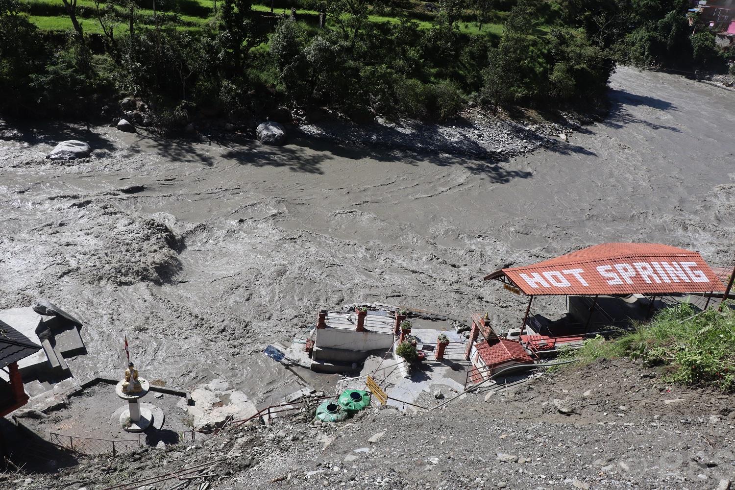 बाढीले सिंगा तातोपानी कुण्डमा ठूलो क्षति, उपचार गर्ने पोखरीमा हिलो भरियो