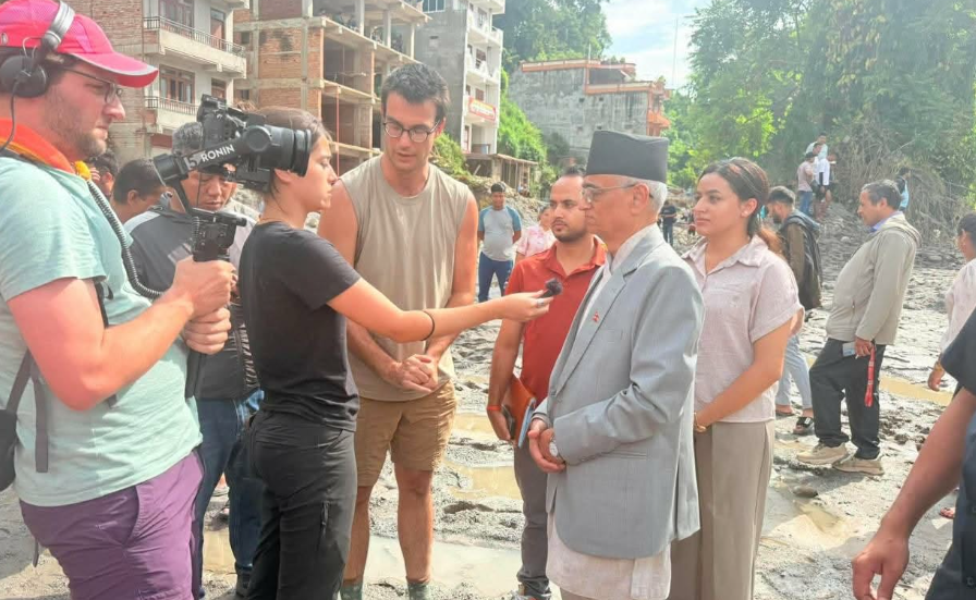 प्रदेश प्रमुख देवकोटाद्वारा एक महिनाको पारिश्रमिक राहत कोषमा