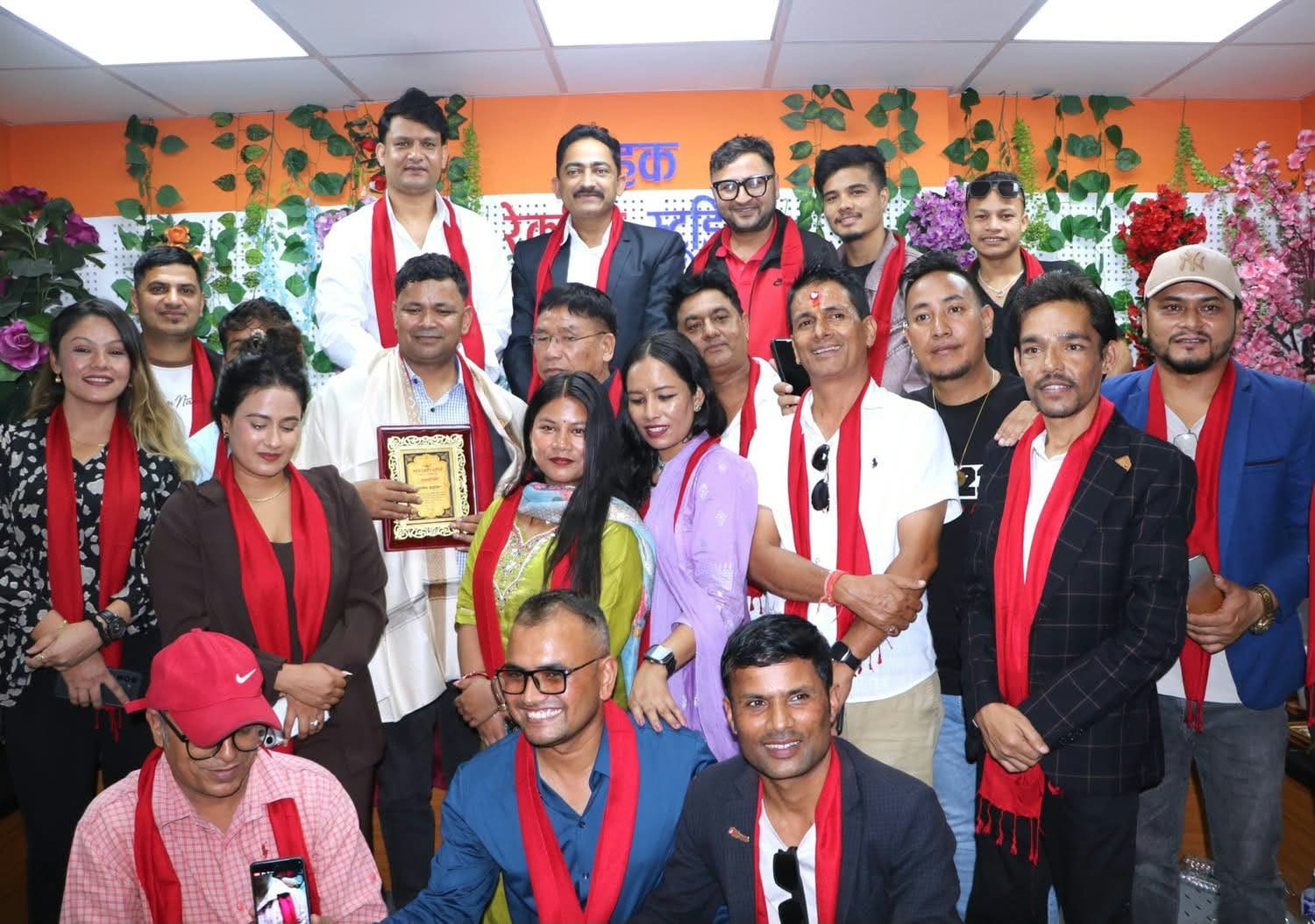 ‘मुग्लिङ बजारमा’ को भिडियो विमोचन, राजु परियारसहित कलाकार तथा सञ्चारकर्मी सम्मानित