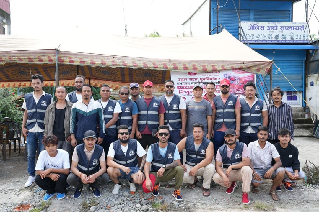 फाेर्सले बाढी प्रभावित नागरिकलाई खुवाउन थाल्याे नि:शुल्क खाना