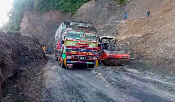 बाढीपहिरोपछि सडक सञ्चालनमा ल्याउन परीक्षण, २० सवारी पास