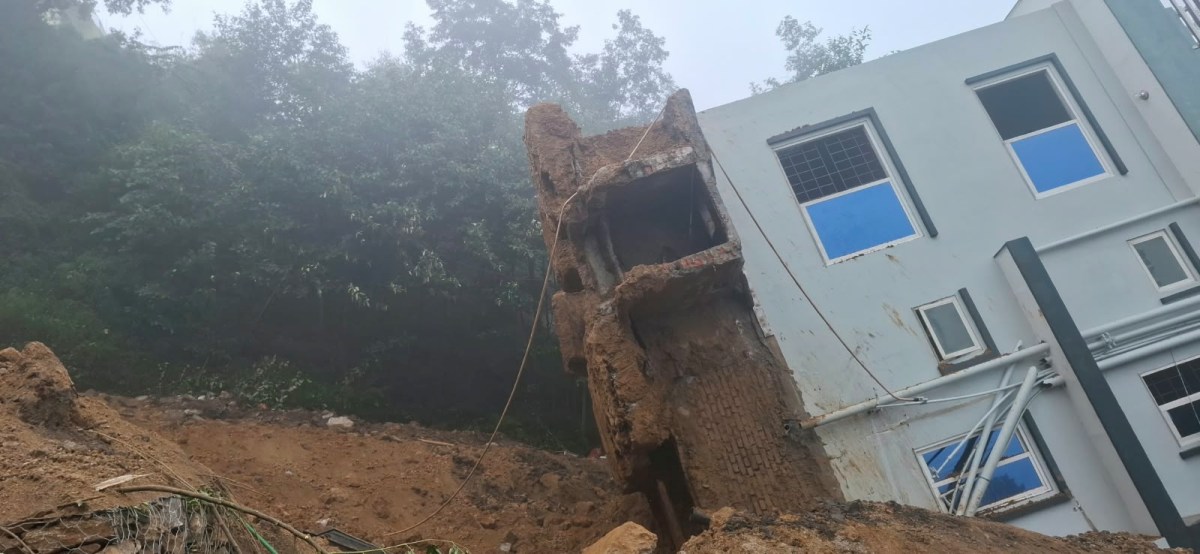 वर्षाले धापाखेलमा साढे दुईतले घर ढल्यो