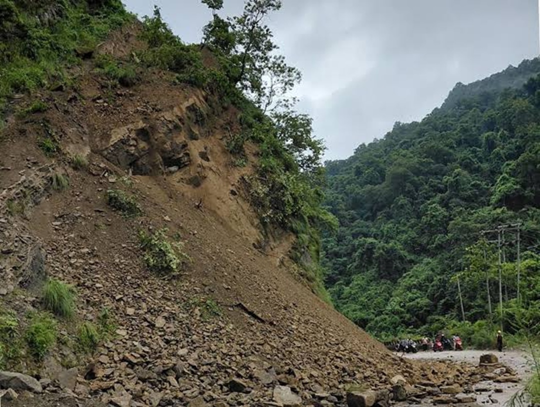 पाल्पामा दुई ठाउँमा पहिरो, सिद्धार्थ राजमार्ग अवरुद्ध