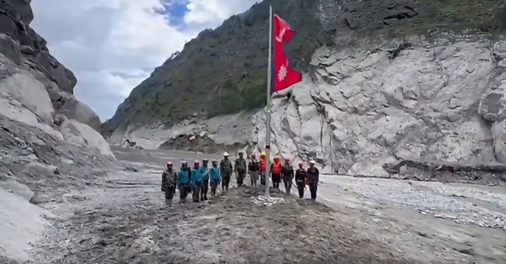 तीन दिनको प्रयासपछि नेपाल–चीन सीमामा फेरि फहरायो नेपालको झण्डा
