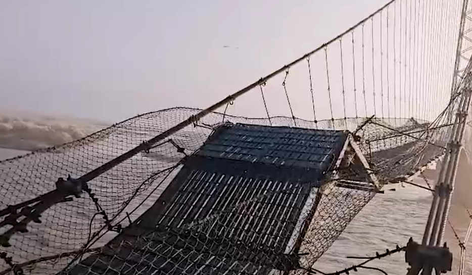 महाकाली नदीले पुलको पोल बगाएपछि दोधारा चाँदनी–भीमदत्त जोड्ने झोलुङ्गे पुलमा क्षति