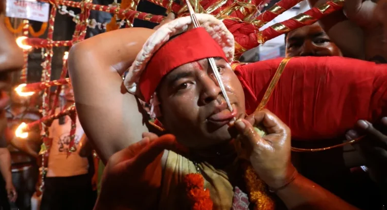 पाँचौँ पटक जिब्रो छेडेर वीरेन्द्रभक्तले ३५० वर्ष पुरानो जात्रालाई जीवन्त राखे