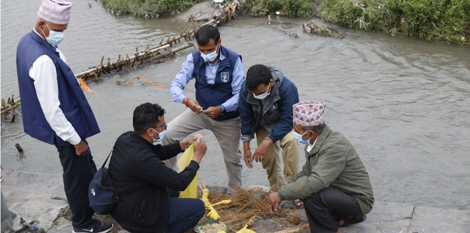 भोटेकोशी बाढीः बेपत्ता आफन्त फर्किने आस मरेपछि परिवारले गरे अन्त्येष्टि