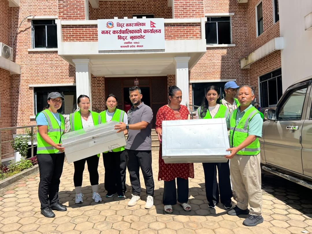 बाढीले थिलथिलो पारेका बालमनमा भरोसा जगाउँदै सोनाम डोका
