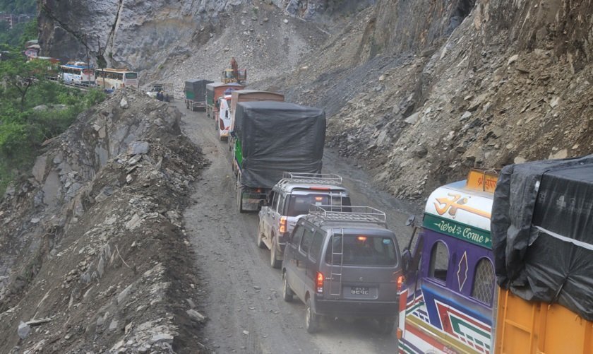 ठूला ढुङ्गा पन्छाएर तुइलखोलाको पहिरोमा ‘नेलिङ’ गरिँदै