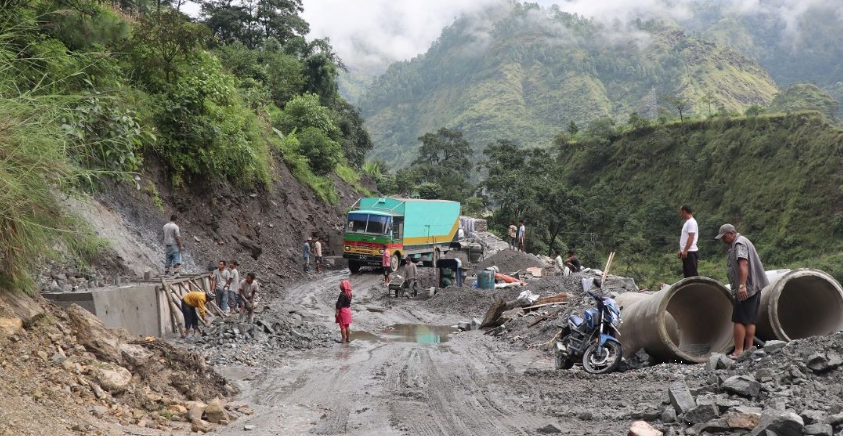 बेनी–जोमसोम सडक : पहिरो प्रभावित क्षेत्रमा स्तरोन्नति तीब्र