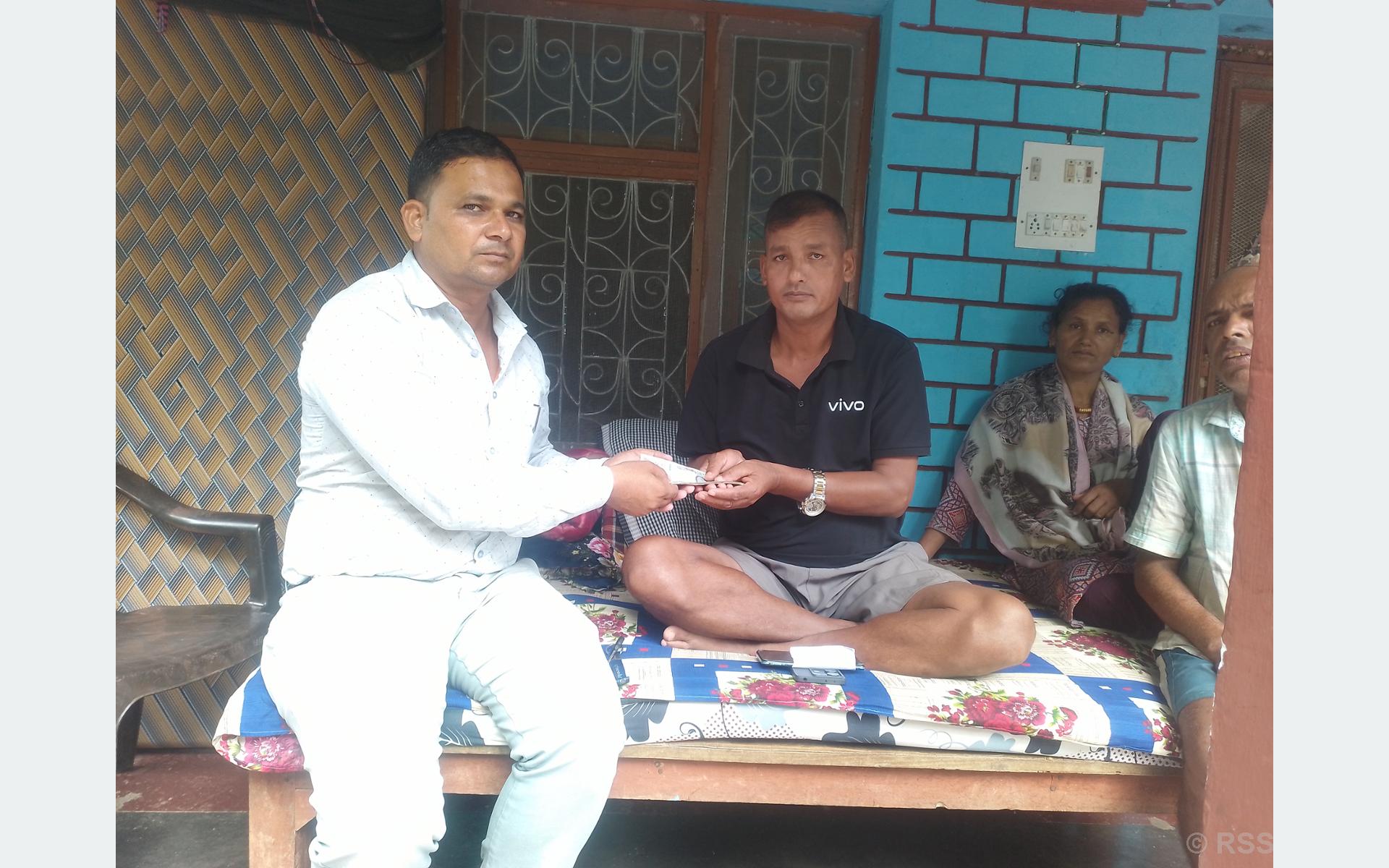 भोटेकोशी बाढी: शोकमा डुबेका अनलाललाई साथ दिँदै वडावासी