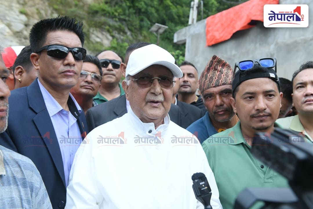 बाढी प्रभावित क्षेत्रमा धादिङ र नुवाकोटमा एमाले अध्यक्ष ओली [तस्‍बिरहरु]