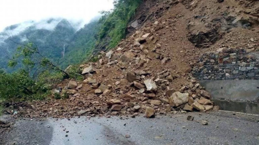 अविरल वर्षाले कोदारीमा अरनिको राजमार्ग अवरुद्ध