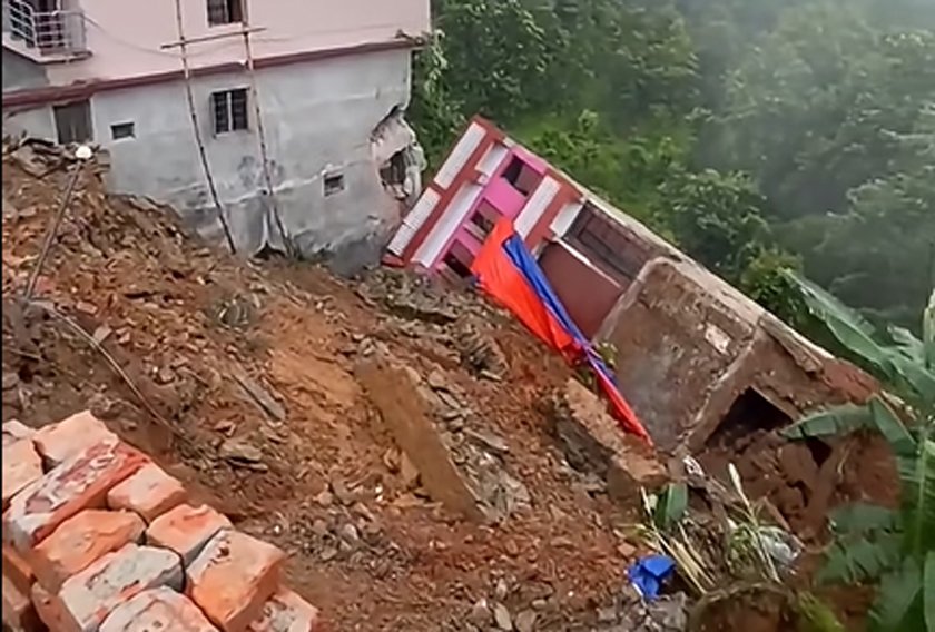 बन्दीपुरमा घरको पछाडिबाट पहिरो खस्यो, चार सदस्यीय परिवारलाई सुरक्षित स्थानमा सारियो
