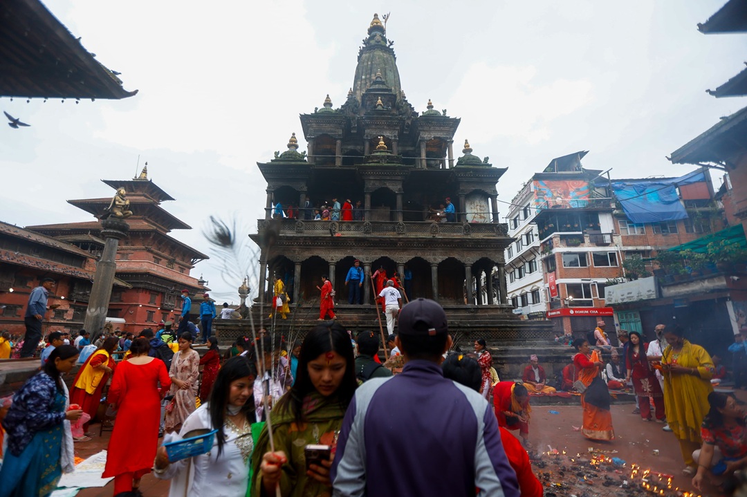 कृष्ण जन्माष्टमीमा पाटनको कृष्ण मन्दिरमा भक्तजनको घुइँचो [तस्वीरहरू]