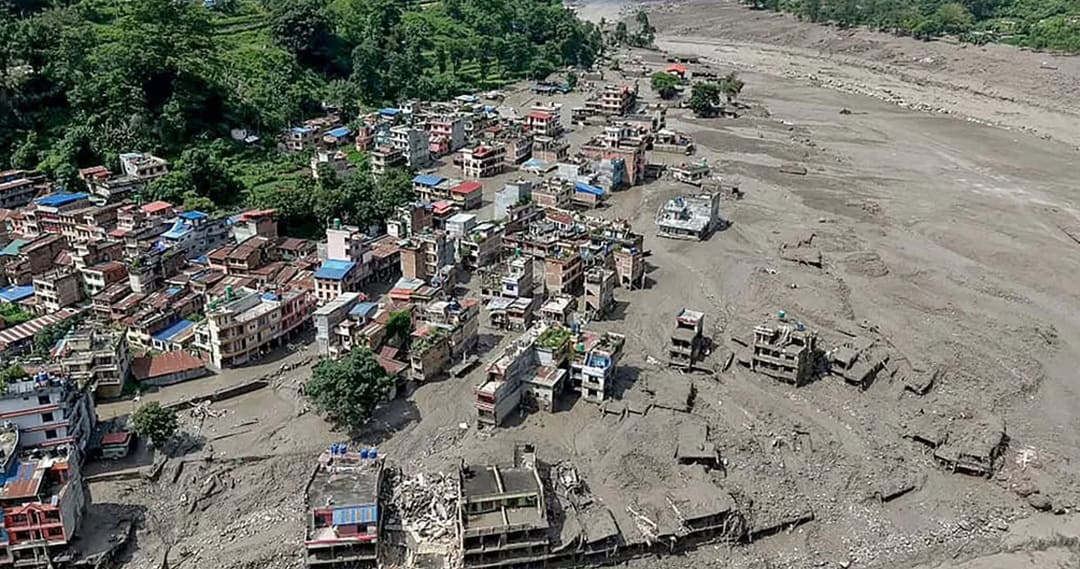 रसुवा बाढीपछि स्वास्थ्य संकटको जोखिम, चिकित्सकद्वारा सतर्क रहन आग्रह