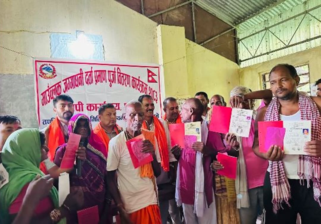 नापजाँच सकिएको ९ वर्षपछि धनुषाका ३८८ परिवारले पाए लालपुर्जा