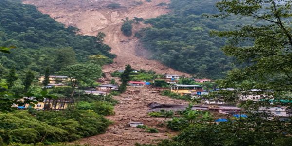 सिक्किमको रिम्बी गाउँमा भारी वर्षापछि विशाल पहिरो जाँदा घरहरू क्षतिग्रस्त