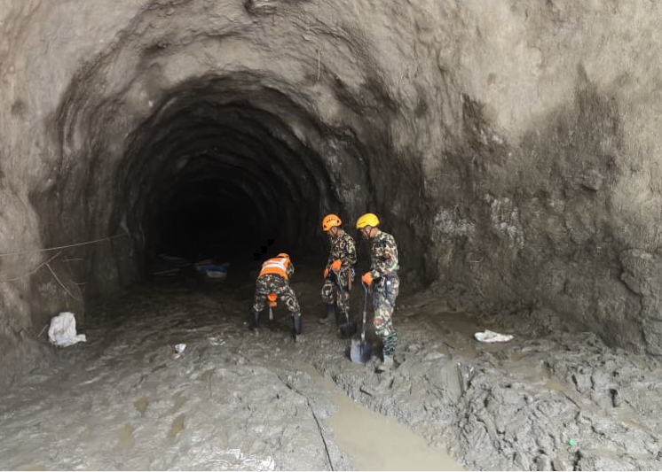 त्रिशूली–३ ‘ए’मा उद्धार टोली फर्कियो, दुई जनालाई जीवित निकालियो, एक शव फेला