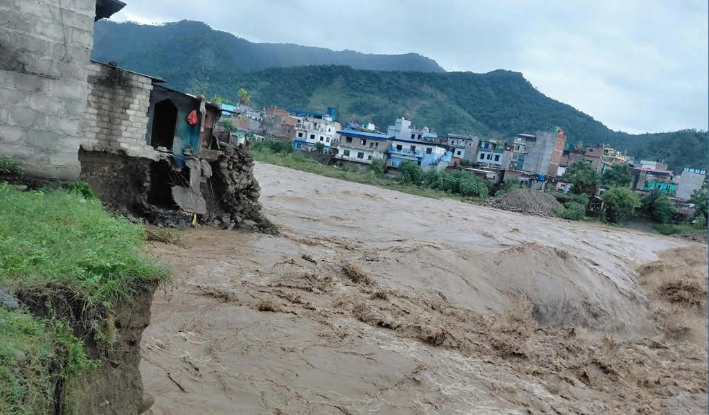 तिनाउको बाढीले बुटवलमा दुई घर बगायो, तीन घरमा क्षति