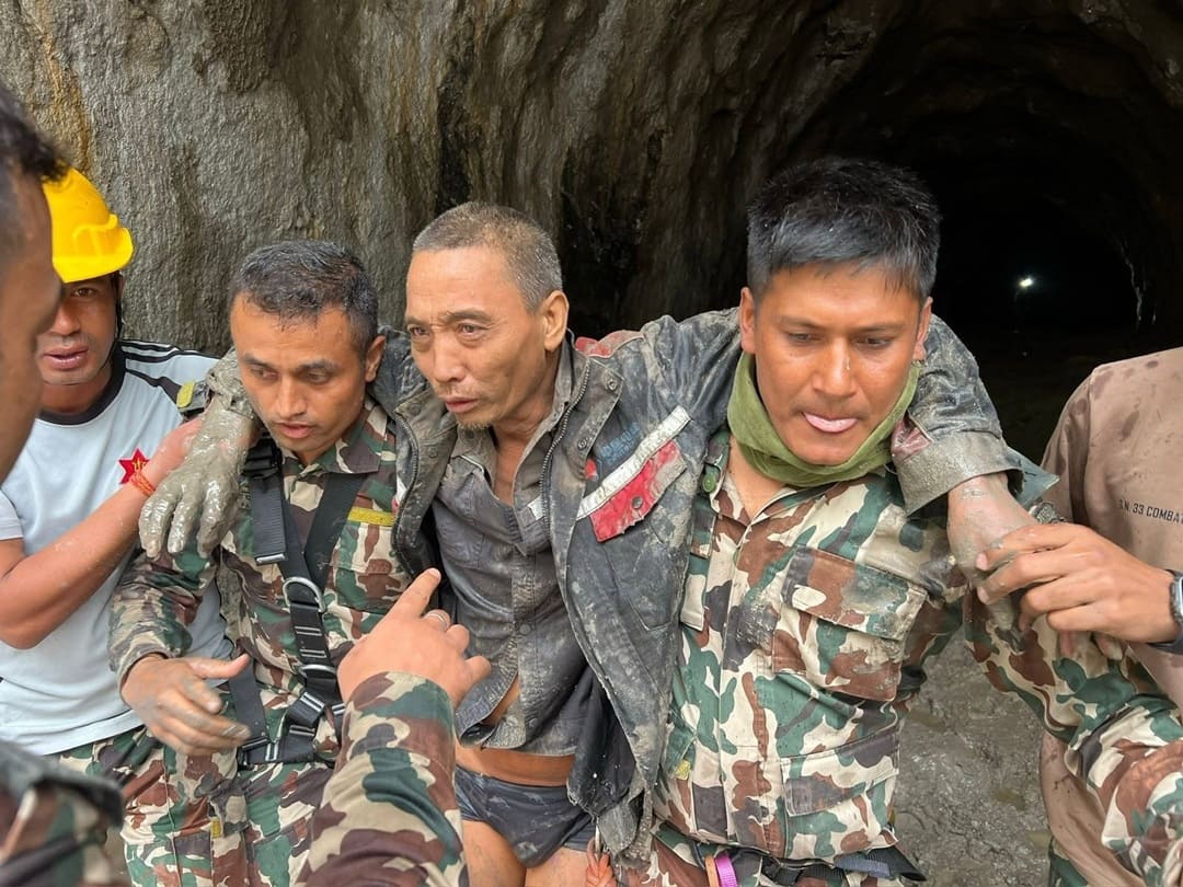 बाढी गएको ११औँ दिनमा त्रिशूली-१ को टनेलबाट चिनियाँ नागरिकको जीवितै उद्धार [तस्बिरहरु]