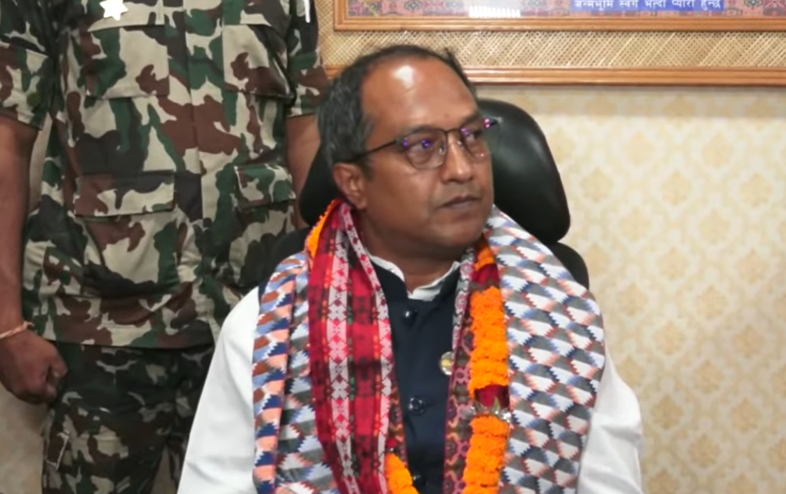 शपथसँगै उद्योग मन्त्रालयको जिम्मेवारी सम्हाले दीपककुमार साहले, चार पार्टी चहार्दै मन्त्री बने