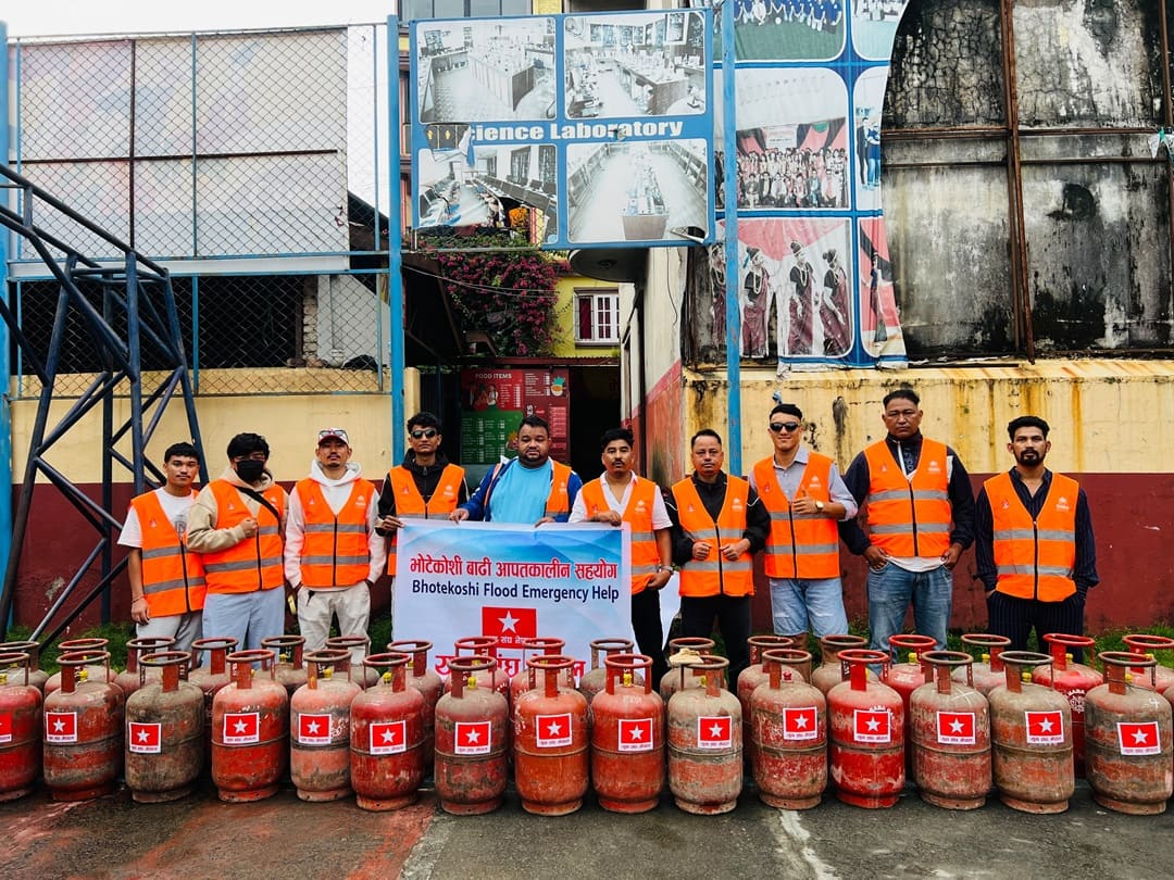 युवा संघ नेपालद्वारा भोटेकोसी बाढीपीडितलाई ग्यास सिलिन्डर वितरण