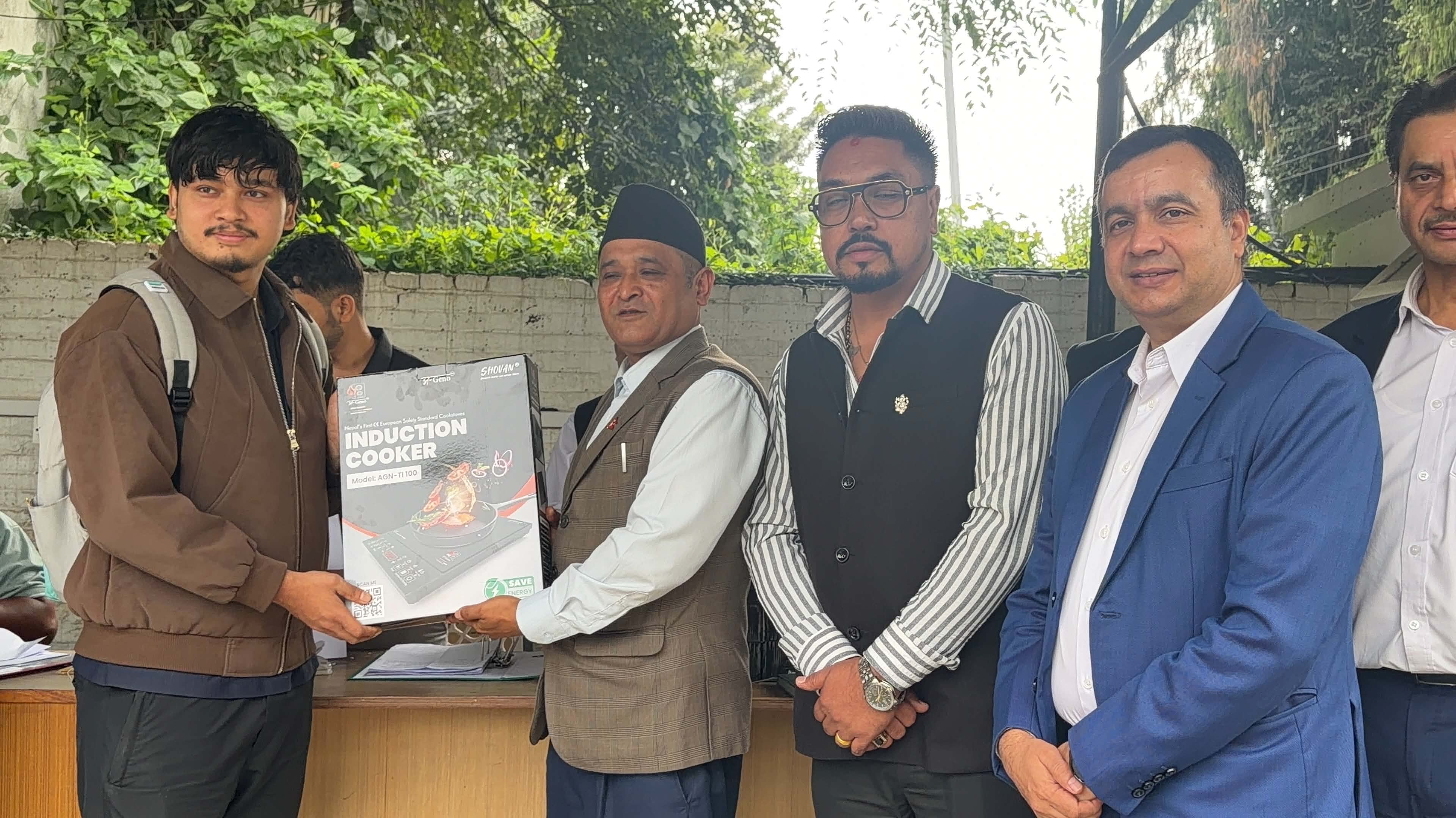ग्यास अभावमा राहत : विद्यार्थीलाई इन्डक्सन चुलो बाँड्दै वैकल्पिक ऊर्जा केन्द्र