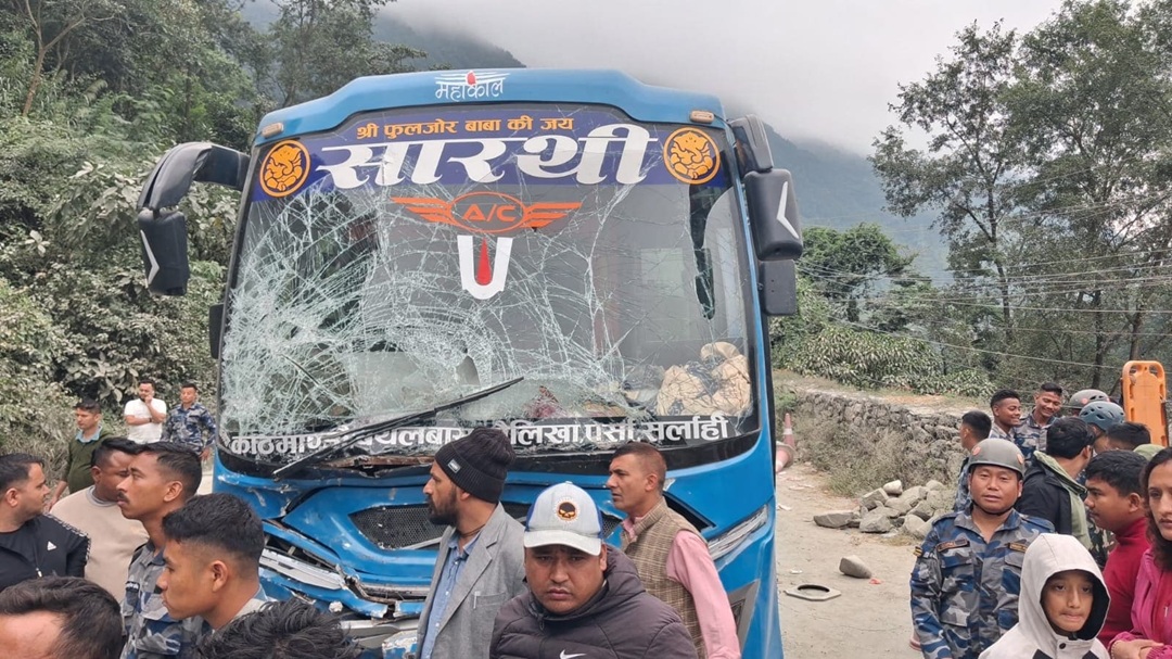 पृथ्वी राजमार्गमा बस, माइक्रोबस र ट्रक ठोक्किँदा १० जना घाइते [तस्वीरहरू]