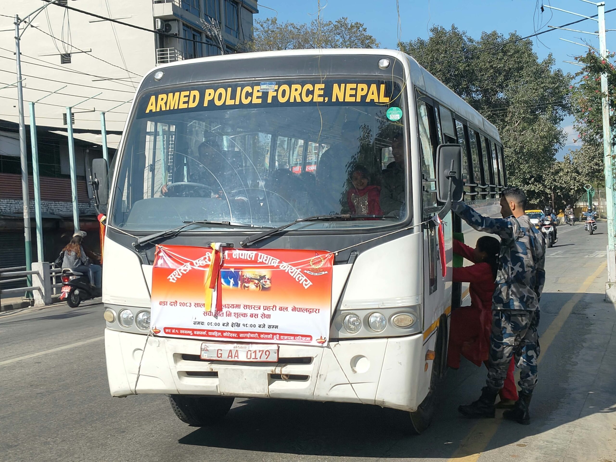प्रहरीका निःशुल्क बस सेवाबाट तीन हजार बढी यात्रु लाभान्वित