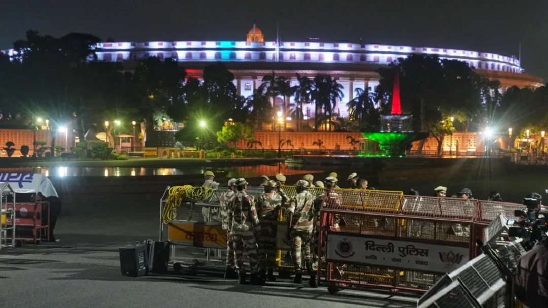 नरेन्द्र मोदीको टाउको दुखाई बन्यो कक्रोज पार्टी (भिडियो)