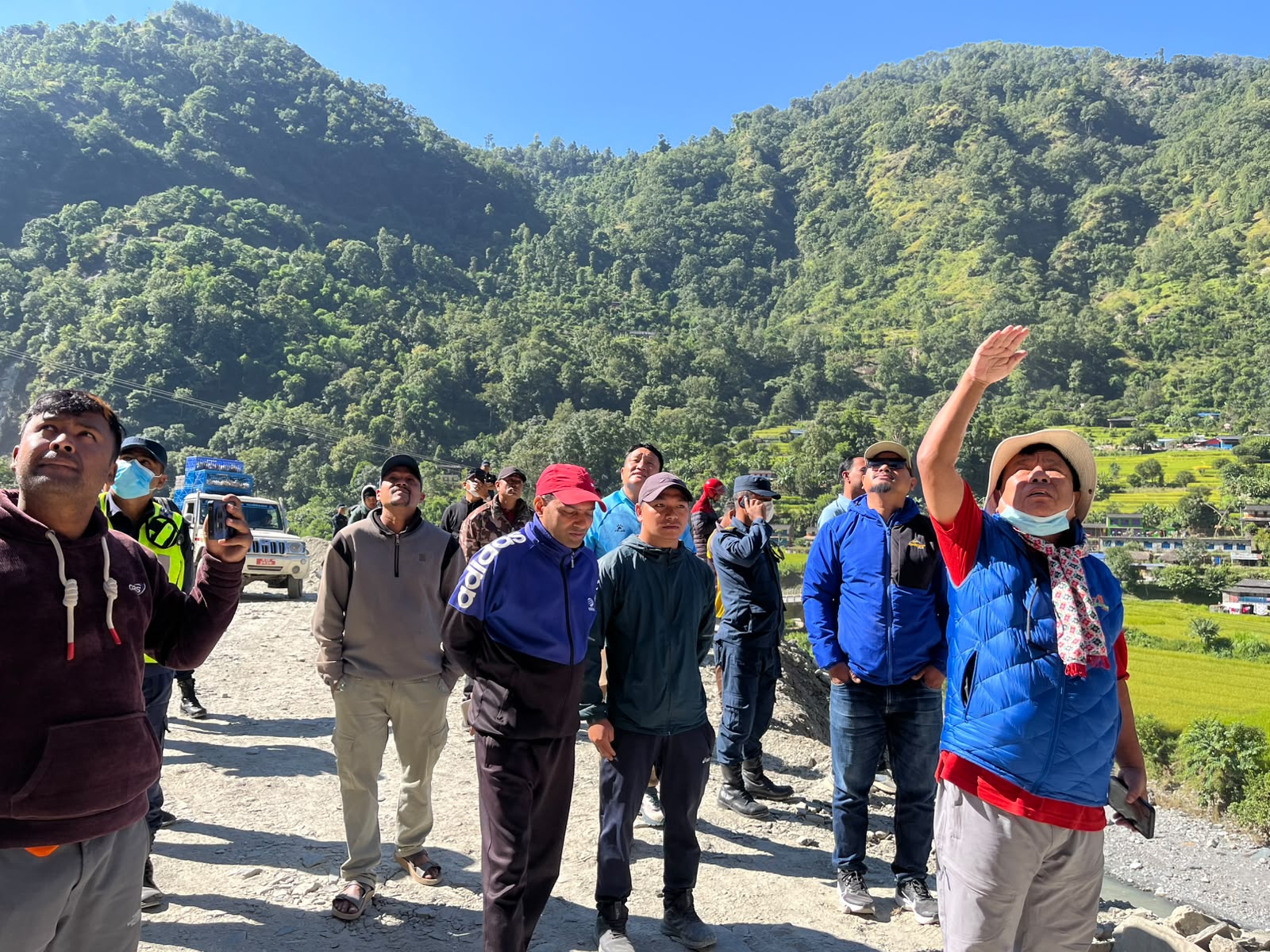 फापरखेत पहिरो र सिङ्गा–तातोपानी कुण्ड संरक्षणमा मन्त्री पुनको चासो