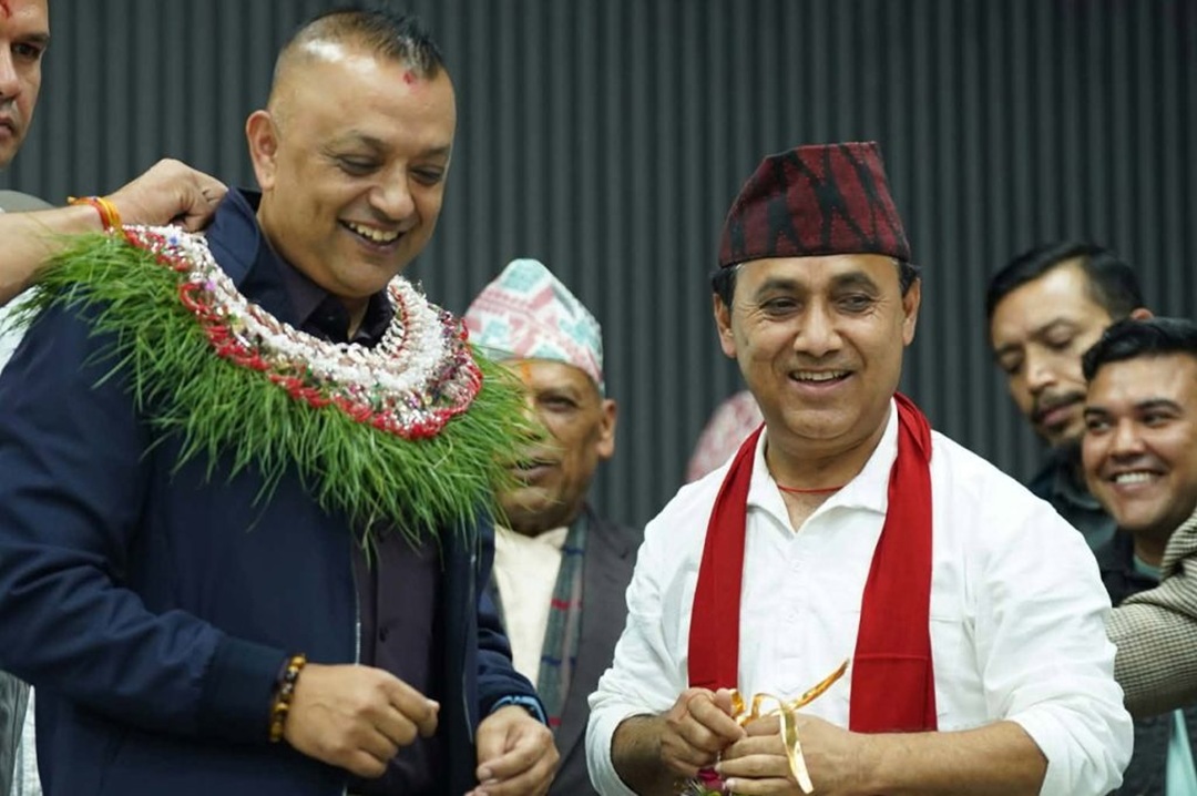 कांग्रेस सभापतिको कुर्सीमा गगन थापा, दुबोको माला लगाएर लिए शपथ