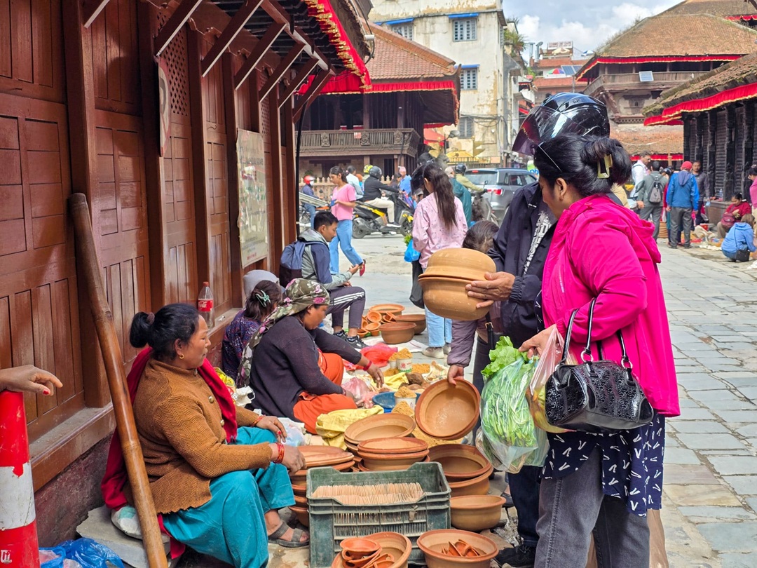 माटाका भाँडा, मकै, जौलगायत सामग्री खरिदबिक्री गरिँदै [तस्वीरहरू]