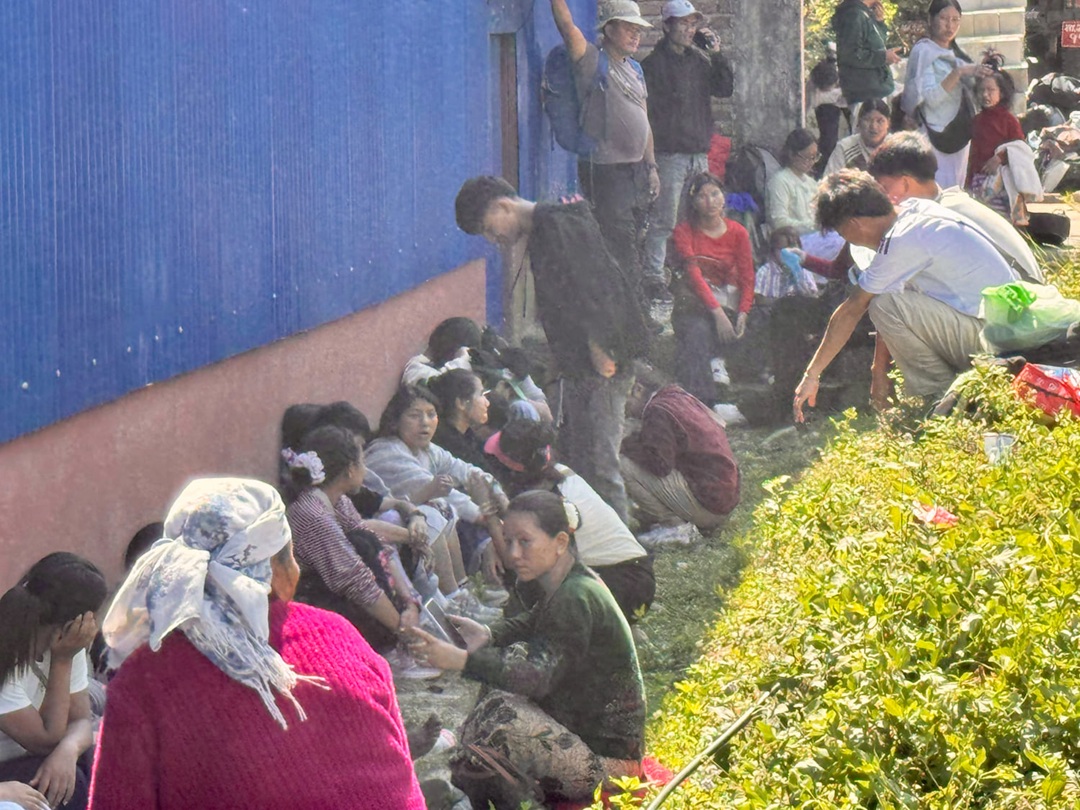 सडक बन्द भएपछि आरुघाटमा यात्रुको बिजोग [तस्वीरहरू]