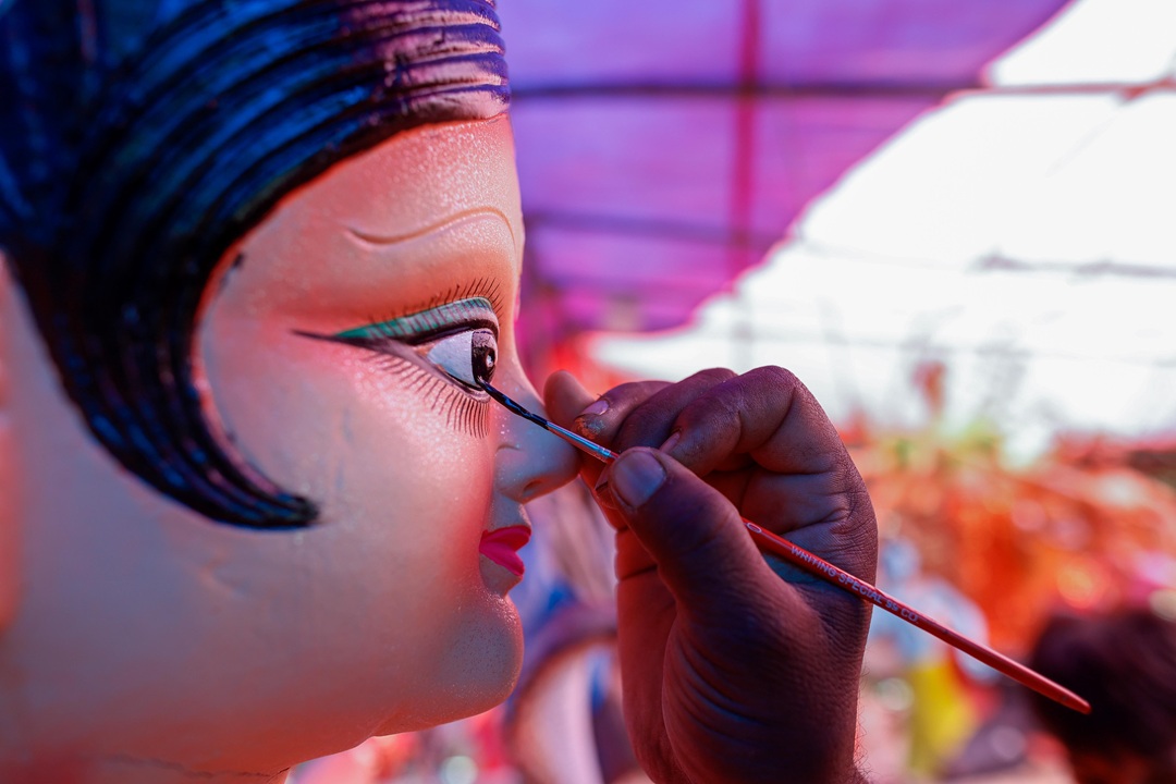 वडा दसैँका लागि दुर्गाको मूर्तिलाई अन्तिम रूप दिँदै कलाकार