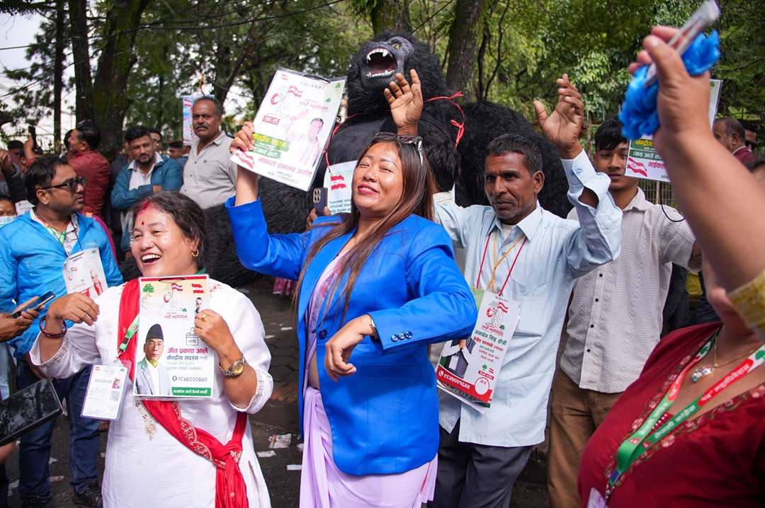 कांग्रेसमा भोट माग्ने पनि गजब-गजबका तरिका, रोबोटदेखि चिम्पान्जीसम्म!