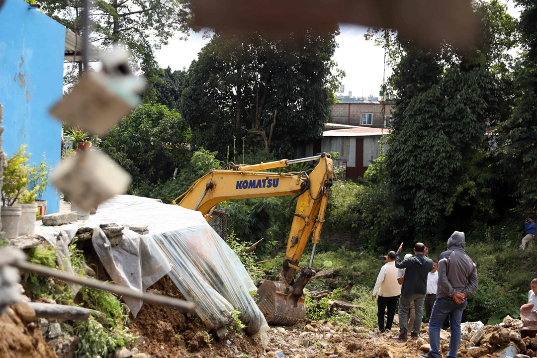 फिर्केखोलामा फेरि डोजर, ५६ संरचना निशानामा [तस्वीरहरू]